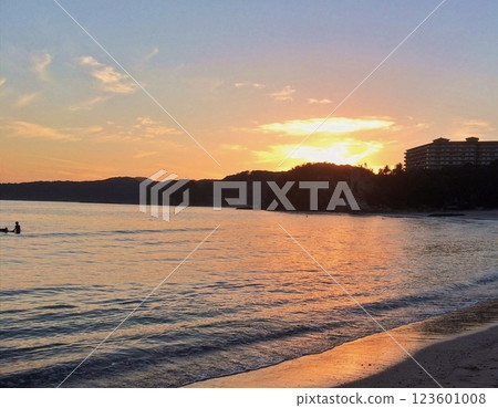 天空、海和沙灘被染成猩紅色 天空、海和沙灘被染成猩紅色 123601008