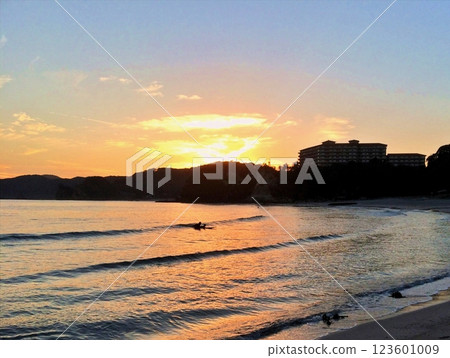 天空、海和沙灘被染成猩紅色 123601009