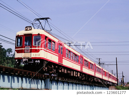 1992 年二郎站附近的神戶電鐵 1300 系列車 1992 年二郎站附近的神戶電鐵 1300 系列車 123601277