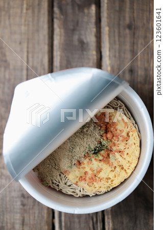 加入熱水前的天婦羅蕎麥麵 123601641