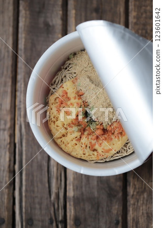 加入熱水前的天婦羅蕎麥麵 123601642