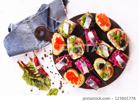 bread with seafood and vegetables 123601776