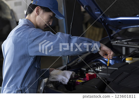 A man maintaining a car 123601811