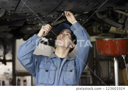 A man maintaining a car 123601924
