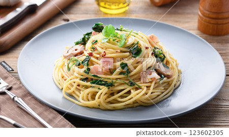 Spicy and spicy! Watercress and bacon peperoncino pasta 123602305