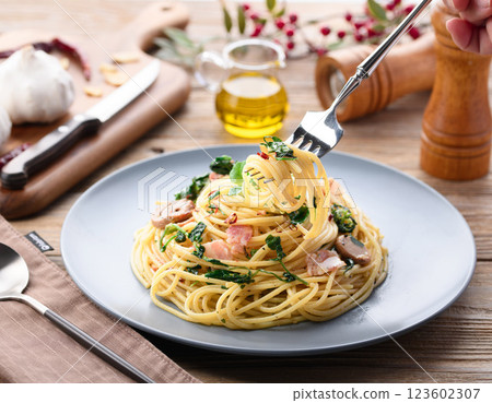 Spicy and spicy! Watercress and bacon peperoncino pasta 123602307