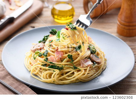 Spicy and spicy! Watercress and bacon peperoncino pasta 123602308
