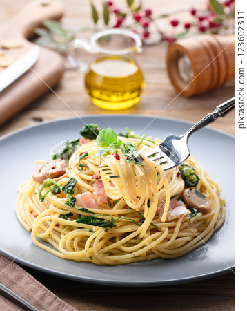 Spicy and spicy! Watercress and bacon peperoncino pasta Spicy and spicy! Watercress and bacon peperoncino pasta 123602311