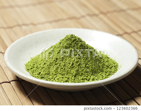 抹茶盛放在小盤子裡 123602366