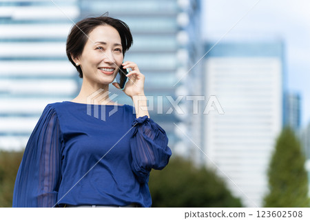 一名婦女在建築區打電話 一名婦女在建築區打電話 123602508