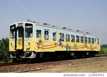 1997 年堺線忍野町站附近的 Kiha 33 123603451