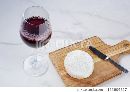倒入酒杯中的紅酒和卡門貝爾起司作為小吃，享受輕鬆的時刻。 123604837