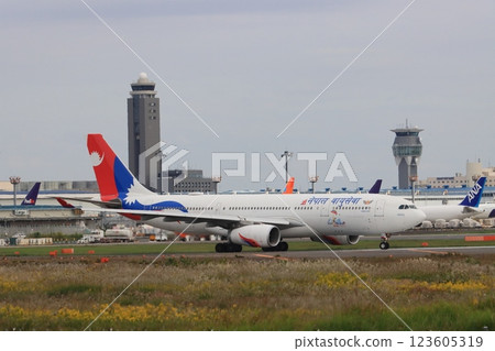 尼泊爾皇家航空國旗客機降落在成田機場 123605319