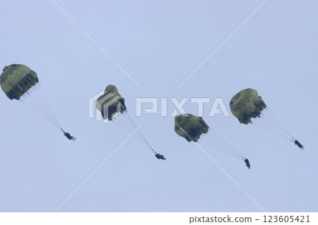 遊騎兵從運輸機下降、空降、跳傘訓練、特種部隊 123605421