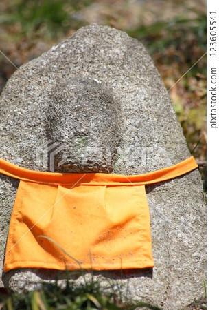 路邊一尊繫著圍裙的石佛 123605541