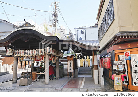 Mizukake Fudo and the Married Couple Zenzai in Hozenji Yokocho, Osaka (late autumn) Mizukake Fudo and the Married Couple Zenzai in Hozenji Yokocho, Osaka (late autumn) 123605606