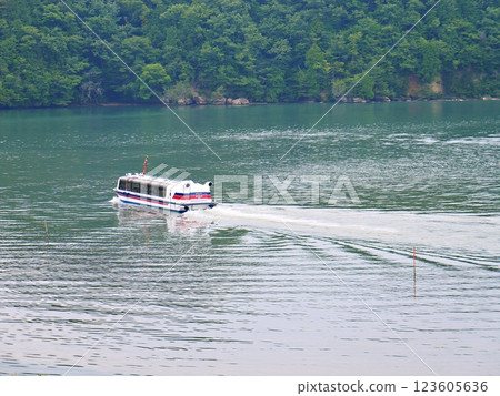 岐阜縣惠那峽(水壩湖)及噴射快艇(Sazanami公園附近,雨季) 岐阜縣惠那峽(水壩湖)及噴射快艇(Sazanami公園附近,雨季) 123605636