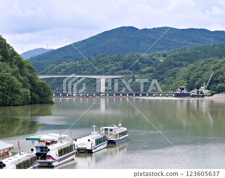 岐阜縣、惠那峽、大井水壩、湖上遊船碼頭(梅雨季節) 岐阜縣、惠那峽、大井水壩、湖上遊船碼頭(梅雨季節) 123605637