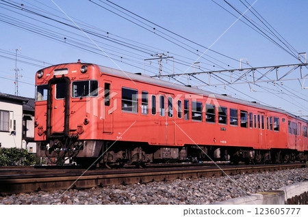 1986 年在高松站附近運行的 Kiha 45 號 1986 年在高松站附近運行的 Kiha 45 號 123605777