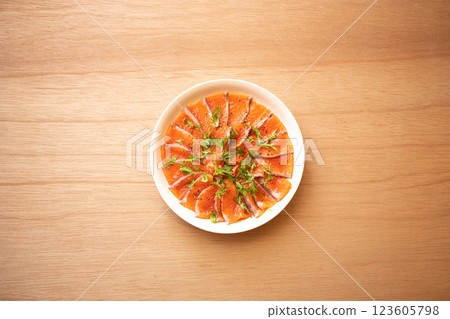 白盤上放著新鮮的鮭魚薄片 123605798