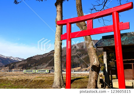 遠野市的原始日本風景,可欣賞綾織附近的神社和鐵路 遠野市的原始日本風景,可欣賞綾織附近的神社和鐵路 123605815