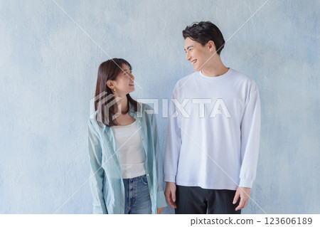 Smiling couple (blue background) 123606189