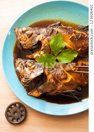 淺藍色盤子上盛裝的煮熟的石斑魚 123606401