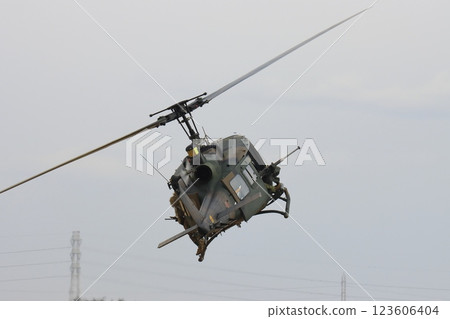 一架配備機門槍的 UH-1 直升機對敵軍發動突襲。 123606404