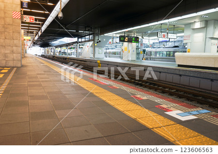 日本大阪空曠的火車站台一角 123606563