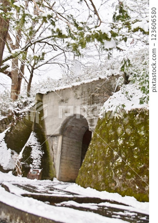 Snow-covered Ryuto-in Temple overpass tunnel and approach 123606580