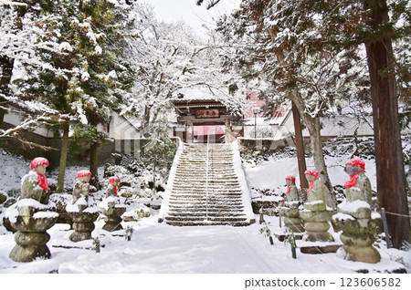 大雪覆蓋的龍洞院道路 123606582