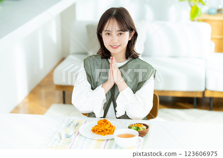 A young woman eating pasta 123606975