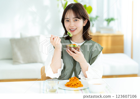 吃沙拉的一個少婦 吃沙拉的一個少婦 123607106