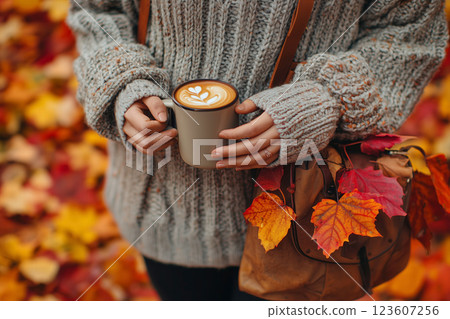 在秋葉中享用咖啡的女人 123607256