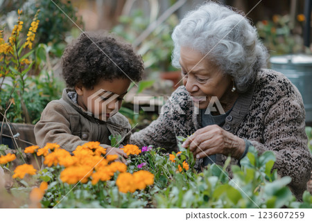 祖母和孫子在花園裡種植植物 123607259