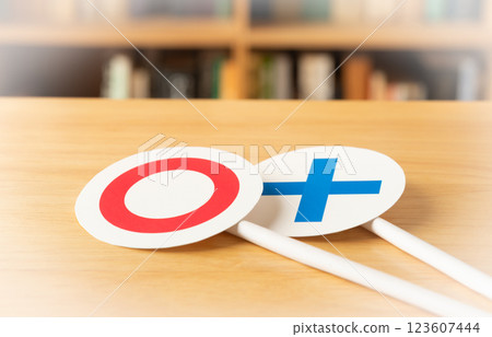 桌上的圓形和十字卡片○× 桌上的圓形和十字卡片○× 123607444