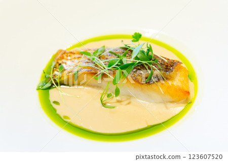 煎鯛魚配醬汁拼盤 123607520