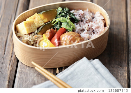 日式便當盒,內有 16 種米粒 - 手工製作的便當 日式便當盒,內有 16 種米粒 - 手工製作的便當 123607543