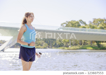 穿著運動服的女人散步或慢跑 123607553