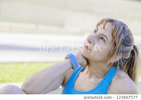 一位身著運動服的女子凝視遠方 123607577