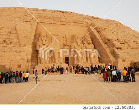 阿布辛貝神廟從一大早就擠滿了遊客 123608833