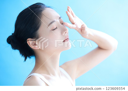 Young woman healthy skin care portrait 123609354