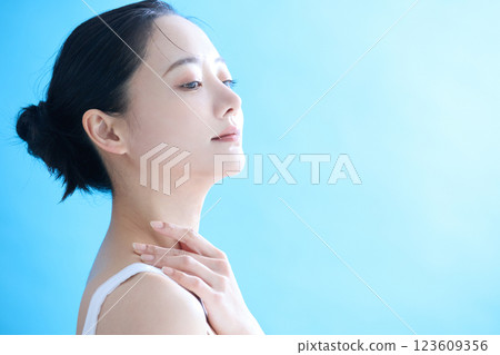 Young woman healthy skin care portrait 123609356