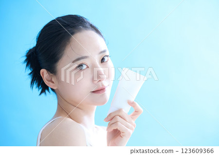 Young woman healthy skin care portrait 123609366