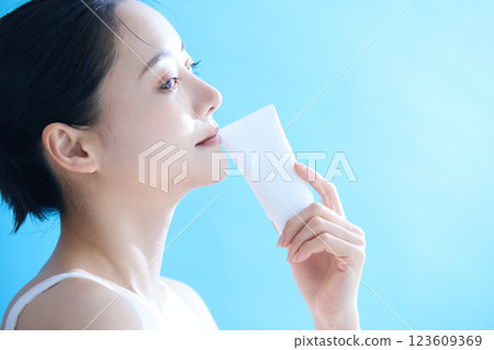 Young woman healthy skin care portrait 123609369