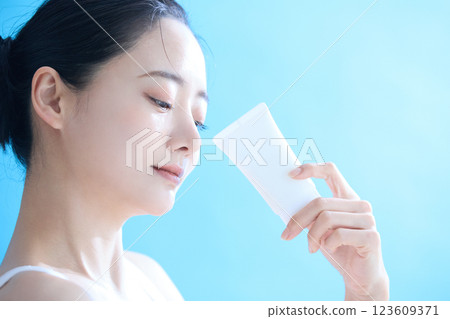 Young woman healthy skin care portrait 123609371