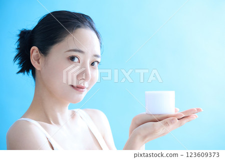 年輕女性健康皮膚護理肖像 123609373