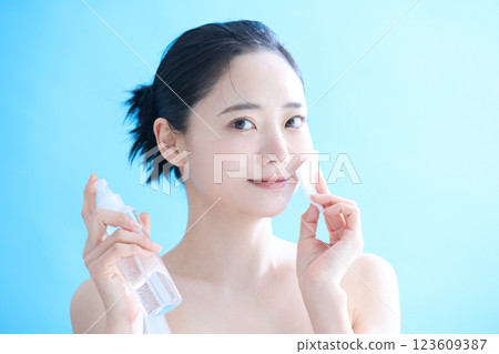 年輕女性健康皮膚護理肖像 123609387