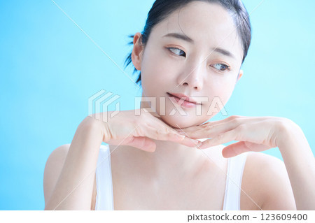 年輕女性健康皮膚護理肖像 年輕女性健康皮膚護理肖像 123609400