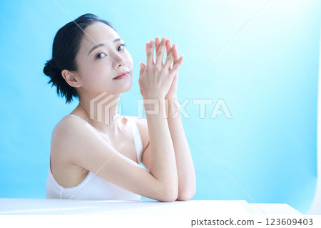 年輕女性健康皮膚護理肖像 年輕女性健康皮膚護理肖像 123609403